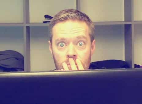 SEO-specialist Thomas Ulvedal viser, hvordan man optimerer sin LinkedIn-profil til Google og AI-søgninger. Billedet illustrerer overraskelsen over Linkedins store SEO-potentiale og synlighed